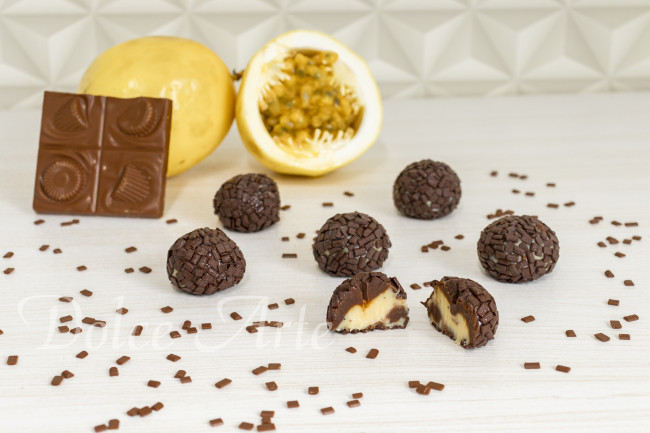 Brigadeiro Tentação (Brigadeiro preto e de maracujá com pastilha de chocolate meio amargo)