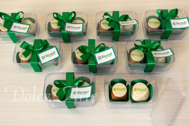 Caixas de Acetato corporativas com 2 brigadeiros decorados com a logo, com fita e tag personalizada