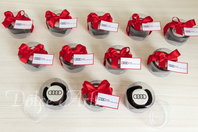 Caixas de Acetato corporativas com 1 brigadeiro decorados com a logo, com fita e tag personalizada