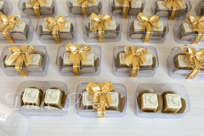 Caixas de Acetato corporativas com 2 bombons decorados com a logo, com fita e tag personalizada