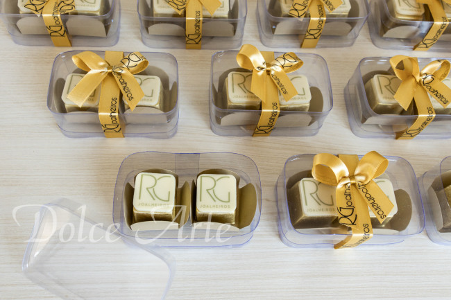 Caixas de Acetato corporativas com 2 bombons decorados com a logo, com fita e tag personalizada
