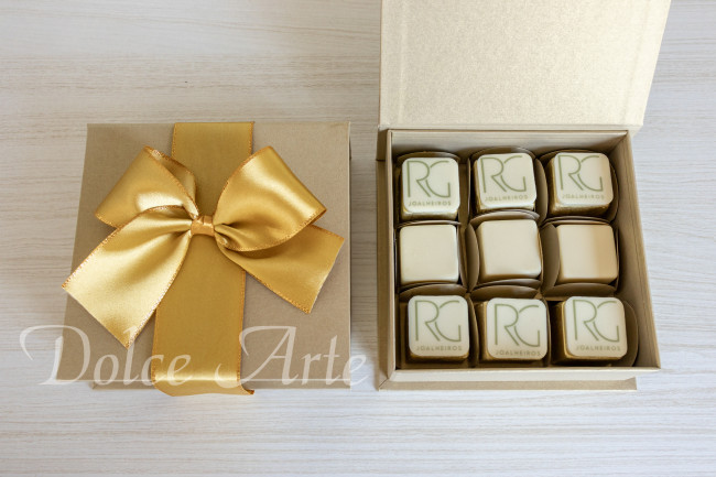 Caixa personalizada com 9 doces decorados com pastilha de chocolate corporativo
