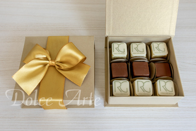 Caixa personalizada com 9 doces decorados com pastilha de chocolate corporativo