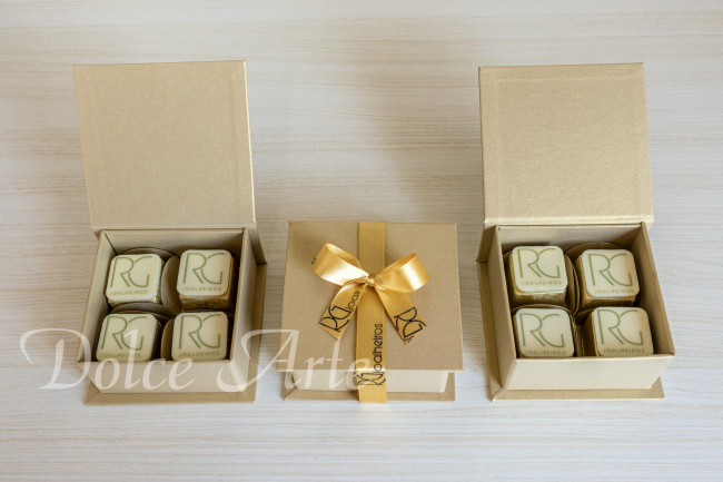 Caixa personalizada Corporativa com 4 bombons decorados com a logo, com fita da empresa
