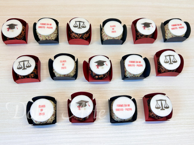 Doces Decorados com Pastilha de Açúcar Formatura