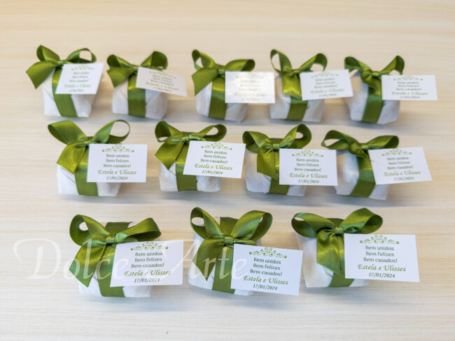 Bem-Casado em crepom com fita de cetim e tag