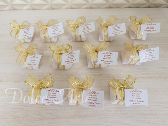 Bem-Casado em crepom com fita de cetim e tag