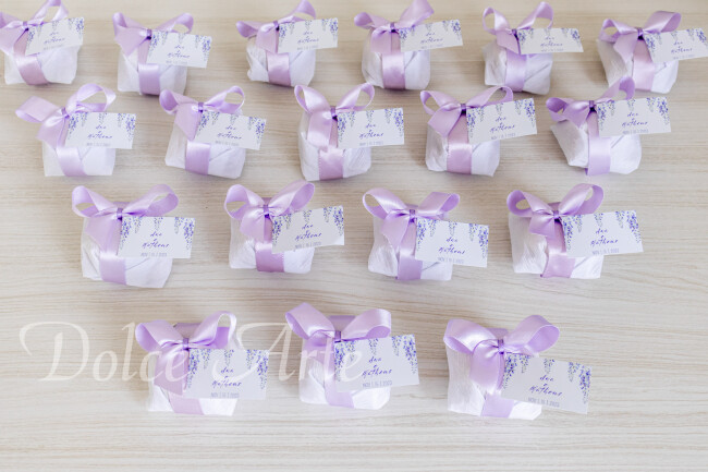 Bem-Casado em crepom com fita de cetim e tag