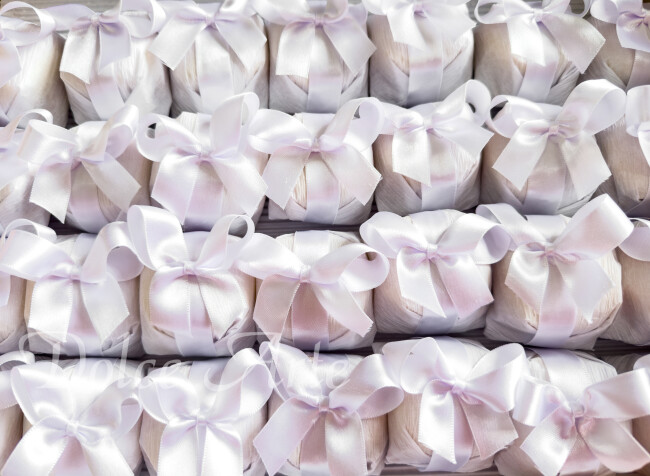 Bem-Casado em crepom com fita de cetim e tag