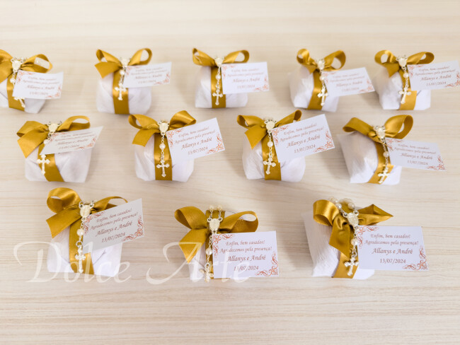 Bem-Casado em crepom com fita de cetim, tercinho e tag