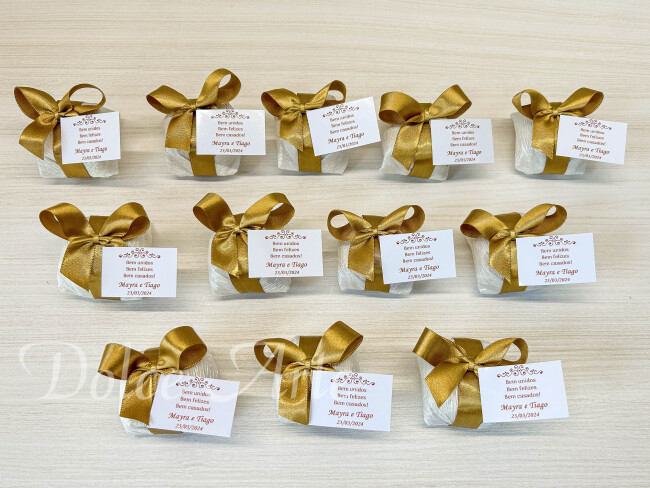 Bem-Casado em crepom com fita de cetim e tag