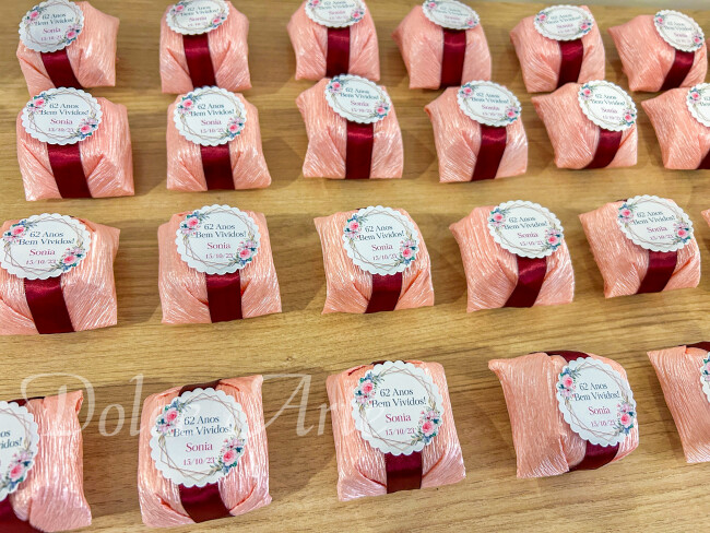 Bem-Vivido em crepom com fita de cetim e tag redonda