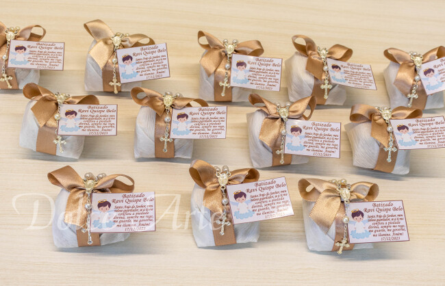 Bem-Batizado em crepom com fita de cetim e tercinho e tag