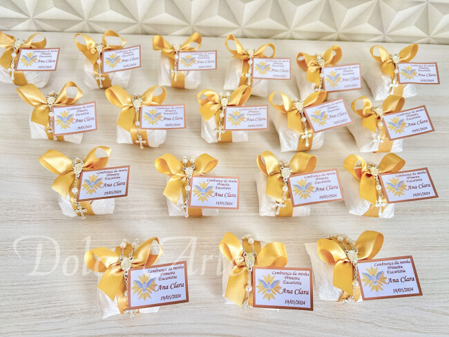 Bem-Batizado Comunhão Crisma em crepom com fita de cetim, tercinho e tag