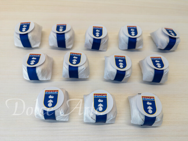 Bem-Sucedidos com fita de cetim e tag redonda com a logo da empresa para evento corporativo