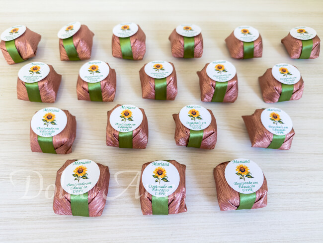 Bem-Formandos em crepom com fita de cetim e tag redonda