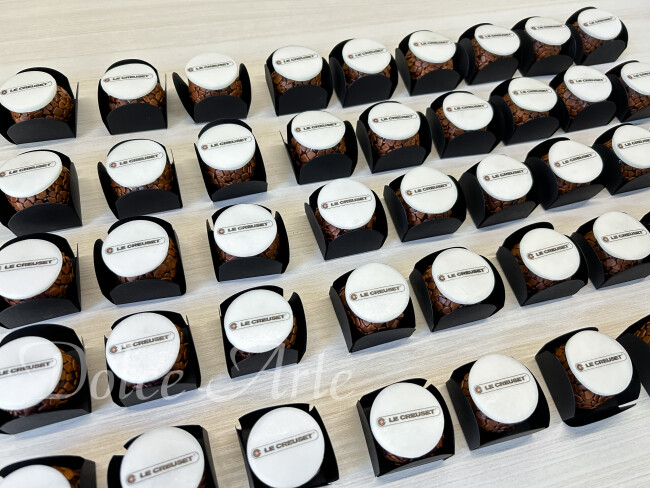 Doces Decorados Corporativos, personalizados com pastilha de açúcar com a logo da empresa