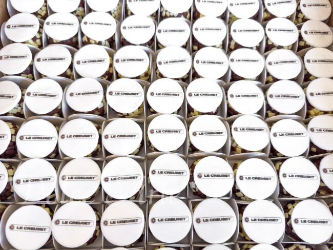 Doces Decorados Corporativos, personalizados com pastilha de açúcar com a logo da empresa