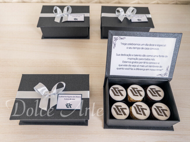 Caixa personalizada Corporativa com 6 brigadeiros decorados com a logo, com mensagem interna, fita e tag personalizada