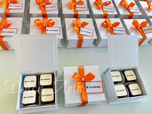 Caixa personalizada Corporativa com 4 bombons decorados com a logo, com fita e tag personalizada