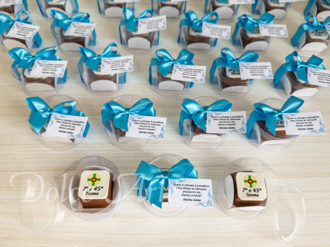 Caixas de Acetato corporativas com 1 bombom decorados com a logo, com fita e tag personalizada