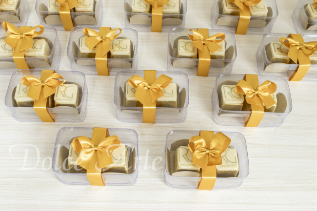 Caixas de Acetato corporativas com 2 bombons decorados com a logo, com fita e tag personalizada