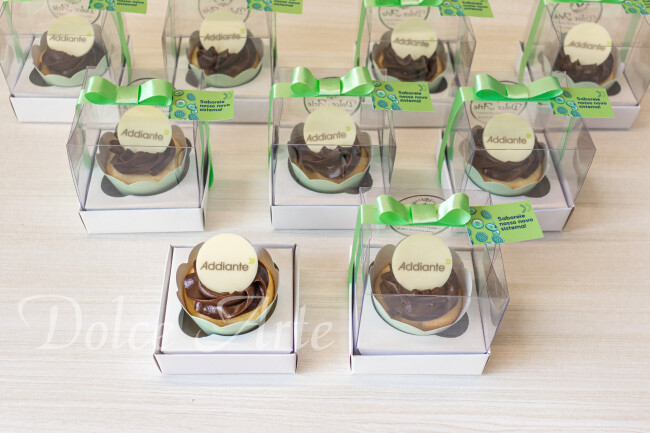 Cupcakes decorados com a logo em caixa de acetato, fita e tag personalizada para evento corporativo