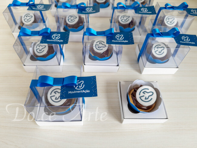 Cupcakes decorados com a logo em caixa de acetato, fita e tag personalizada para evento corporativo