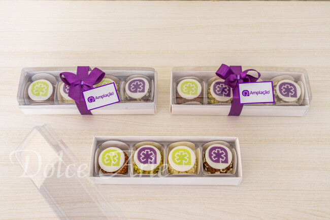 Caixa de visor corporativa com 4 doces decorados com a logo, com fita e tag personalizada
