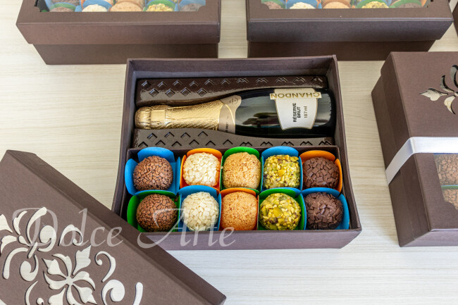 Caixa especial Corporativa com 10 doces e mini espumante
