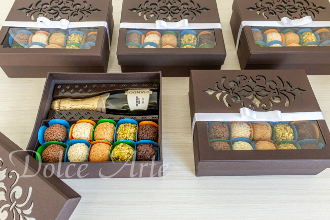 Caixa especial corporativa com 10 doces e mini espumante