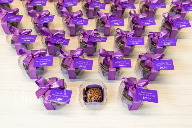 Caixas de Acetato corporativas com 1 brigadeiro, com fita e tag personalizada