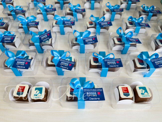 Caixas de Acetato corporativas com 2 bombons decorados com a logo, com fita e tag personalizada