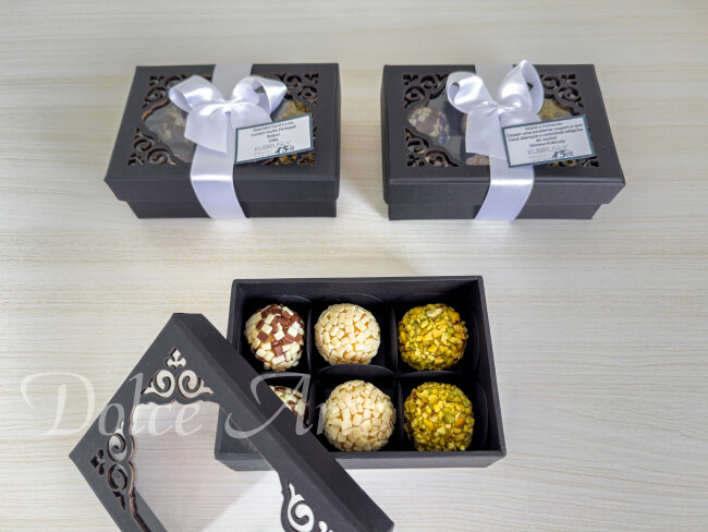 Caixas especiais corporativas com 6 brigadeiros, com fita  e tag personalizada