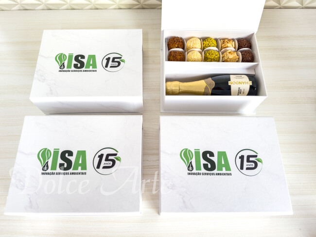 Caixas Personalizadas Corporativas com a logo impressa, com 10 doces e mini espumante