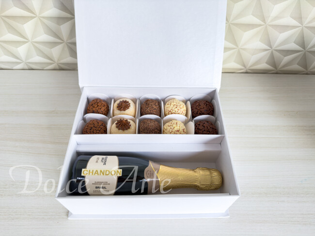 Caixas Personalizadas Corporativas com a logo impressa, com 10 doces e mini espumante