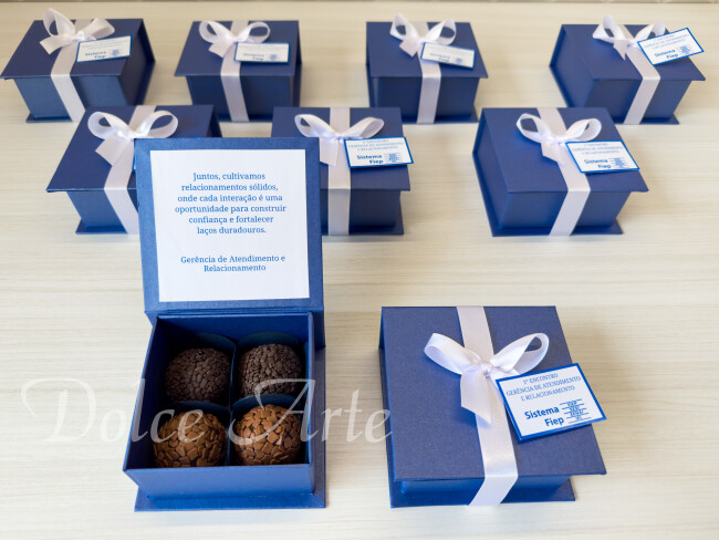 Caixa personalizada Corporativa com 4 brigadeiros, com fita e tag personalizada