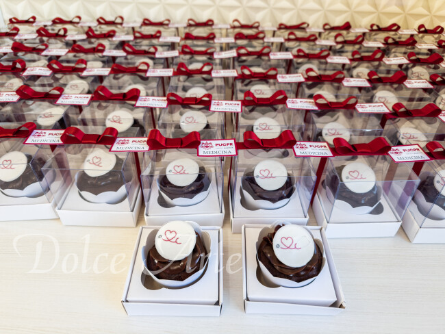 Cupcakes decorados com a logo em caixa de acetato, fita e tag personalizada para evento corporativo