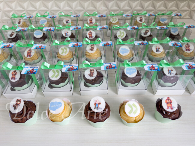 Cupcakes decorados com a logo em caixa de acetato, fita e tag personalizada para evento corporativo