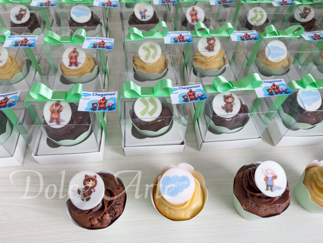 Cupcakes decorados com a logo em caixa de acetato, fita e tag personalizada para evento corporativo
