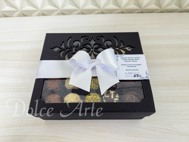 Caixa especial corporativa com 10 doces e mini espumante, com fita e tag personalizada