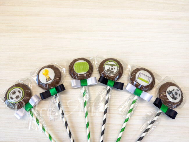 Pirulitos de chocolate com pastilha de açúcar Futebol