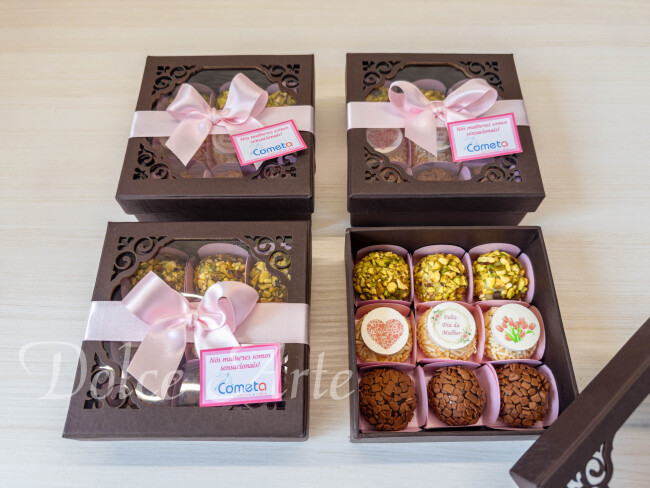 Caixa especial com 9 doces decorados Dia da Mulher / Dia das Mães