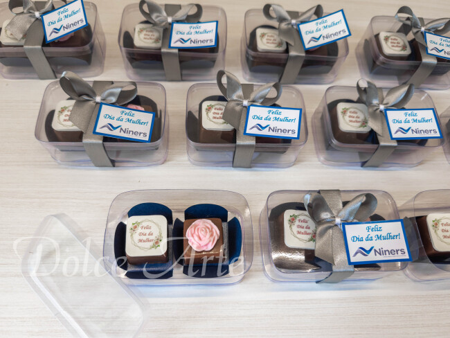 Caixinha de acetato com 2 bombons decorados Dia da Mulher/Dia das Mães