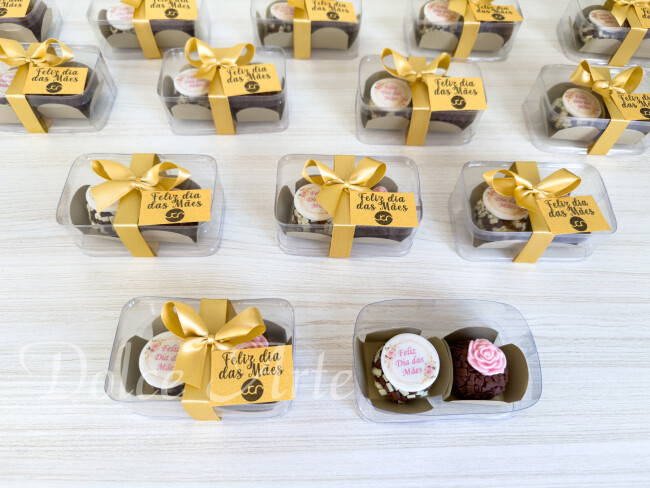 Caixinha de acetato com 2 brigadeiros decorados Dia da Mulher/Dia das Mães
