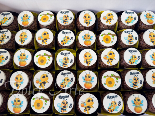 Doces decorados com pastilha de açúcar Abelha