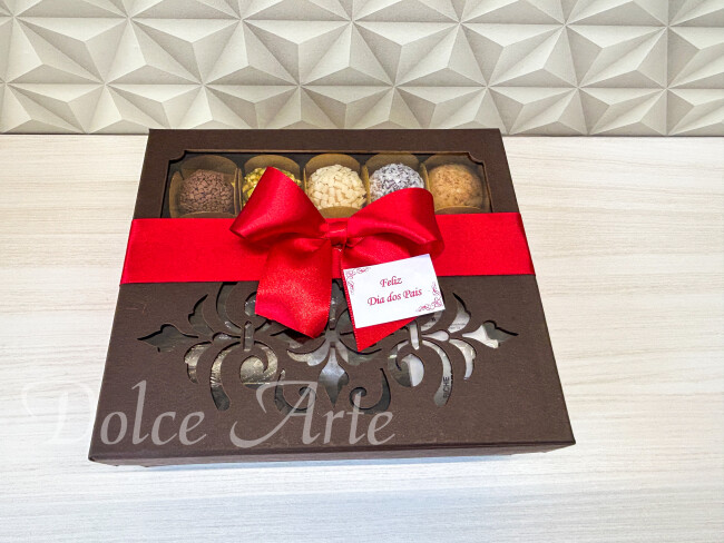 Caixa com10 doces e mini espumante