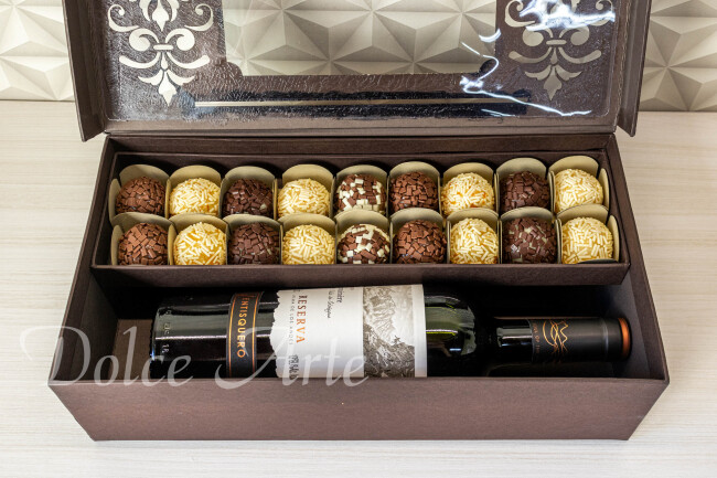 Caixa especial com 18 doces e vinho