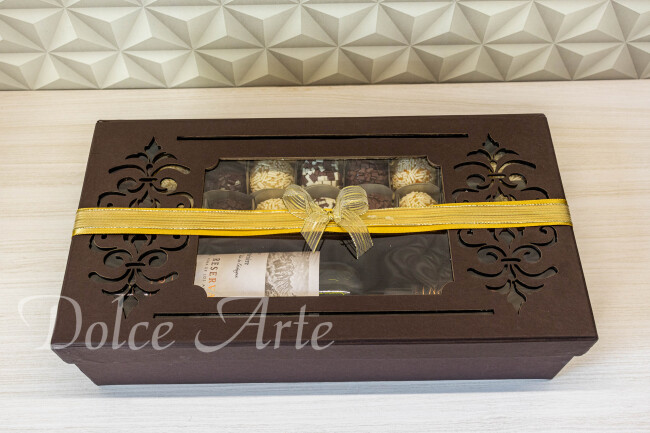 Caixa especial com 18 doces e vinho