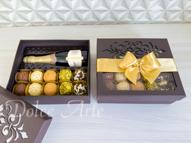 Caixa Especial com mini espumante e 10 doces